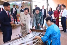 Phu nhân Tổng Bí thư, Chủ tịch nước Tô Lâm và Phu nhân Tổng thống Myanmar thăm làng lụa Vạn Phúc