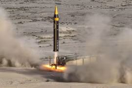 Iran phóng loạt tên lửa đạn đạo đáp trả vụ Mỹ tấn công tàu chở dầu