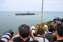 Tàu sân bay USS Abraham Lincoln của Mỹ cập cảng Thái Lan