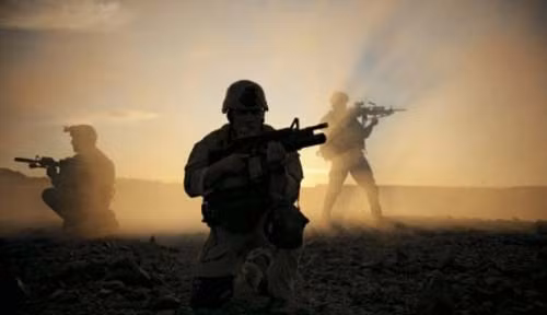 Lực lượng Navy SEAL số 6 từng tiêu diệt trùm khủng bố bin Laden. Họ thường được Chính phủ giao cho những nhiệm vụ vô cùng khó khăn và đã lập nên những chiến tích lớn cho Mỹ. Những nhân vật tinh nhuệ trong lực lượng biệt kích hải quân Mỹ. Navy SEAL trong bài tập với sóng biển đại dương. Những binh sĩ trong Navy SEAL nằm trong nước lạnh cắt da cắt thịt ở một bãi biển thuộc Coronado, California. Một bài tập của Navy SEAL. Hai đặc nhiệm Navy SEAL tập luyện ở Lake Worth, Florida. Các đặc nhiệm Navy SEAL trải qua tuần địa ngục khó khăn, bao gồm 132 giờ tập luyện gian khổ. Navy SEAL tập luyện trên bãi cát. Một trong những bài tập dưới nước của Navy SEAL, họ bị trói chân, trói tay khi luyện tập. Bài tập chịu hơi cay của lực lượng tinh nhuệ Navy SEAL. Có những lúc phải ngụy trang như thế này. Xem biệt kích hải quân Mỹ khổ luyện