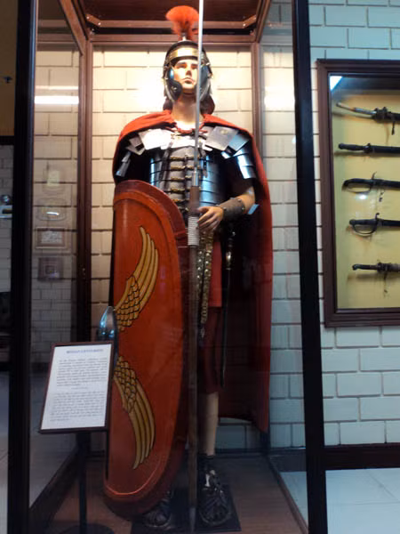 Bộ binh La Mã ở phòng 1. Các hiệp sĩ Dòng Đền trong Quân đội Thập Tự Chinh. Samurai và Shogun của Nhật Bản đứng cạnh các chiến binh Mông Cổ dưới thời Thành Cát Tư Hãn. Bộ sưu tập súng của người Mường ở Việt Nam thế kỷ 19