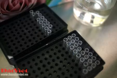Phòng giám đinh nhận dạng ADN của Viện Pháp y Quân đội được chuyển giao kỹ thuật từ phòng giám đinh nhận dạng ADN của quân đội Mỹ (Armed Force DNA Identification Laboratory - AFDIL), và trước đó là của Viện Công nghệ Sinh học - thuộc Viện Khoa học Việt Nam. Nơi đây trang bị hàng chục loại máy móc hiện đại khác nhau như máy nhân gien, máy li tâm, máy điện di, máy giải trình tự AND… Có hai phương pháp phân tích ADN thường được sử dụng, đó là phân tích ADN nhân và phân tích ADN ty thể, trong đó phương pháp thứ hai đang được lựa chọn sử dụng trong giám định hài cốt liệt sĩ ở Viện Pháp y Quân đội. Việc thực hiện giám định được thực hiện trên cơ sở lấy mẫu ADN từ hài cốt liệt sĩ để đối chiếu với mẫu thân nhân - được lấy của những người có quan hệ theo dòng mẹ với liệt sĩ. Quá trình tách chiết mẫu sinh phẩm từ hài cốt là khâu quan trọng, quyết định sự thành công hay thất bại của quá trình phân tích ADN. Mẫu sinh phẩm sau khi tách chiết được chứa trong những lọ nhỏ xếp trong khay. Sau khi tách chiết, mẫu được đưa vào máy giải trình tự ADN – được coi là “linh hồn” của Labo, được kết nối với máy tính. Chiếc máy này có thể xử lý cùng lúc nhiều mẫu sinh phẩm. Kết quả của quá trình giải trình tự ADN sẽ hiển thị trên máy tính, từ đó các chuyên gia sẽ đối chiếu để xác định hài cốt có đúng là liệt sĩ của gia đình yêu cầu thực hiện giám định hay không. So với phương pháp phân tích ADN nhân, phân tích ADN ty thể là phương pháp đạt tỉ lệ chính xác cao hơn, nhưng cũng rất phức tạp và tốn kém hơn nhiều. Chỉ tính riêng chi phí dành cho các loại hóa nhất nhập từ nước ngoài đã lên đến 10-15 triệu đồng cho mỗi ca giám định. Thời gian để hoàn thành mỗi ca giám định kéo dài 4 – 6 tuần. Theo ThS. Nguyễn Lê Cát, có rất nhiều trường hợp thân nhân liệt sĩ mang mẫu đến giám định tại Viện Pháp y Quân đội dựa vào phương pháp ngoại cảm - một phương pháp có lẽ được áp dụng duy nhất tại Việt Nam, không có bất cứ một nước nào trên thế giới áp dụng. Một số gia đình đã đem đến những mẩu xương tìm được bằng phương pháp ngoại cảm, được cho là của liệt sĩ, nhưng thực chất không phải xương người. Tỉ lệ chính xác của phương pháp xác định hài cốt liệt sĩ bằng ngoại cảm là rất thấp. Việc giám định gien là phương pháp đáng tin cậy nhất nhất giúp gia đình liệt sĩ xác định đúng danh tính người thân để đưa về nơi chôn rau cắt rốn. Đó là niềm hạnh phúc vô cùng to lớn đối với gia đình và họ hàng của liệt sĩ. Có thể ví von, mỗi ca giám định thành công là một sự “khai sinh lần thứ hai” đối với liệt sĩ. Chị Nguyễn Thị Hoa, một nhân viên giám định của Viện Pháp y Quân đội chia sẻ về công việc của mình: “Đây là một việc làm rất thiết thực với các gia đình liệt sĩ nói riêng, cũng như toàn thể xã hội nói chung. Tôi rất yêu quý và trân trọng công việc mà mình đang được giao phó”.