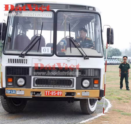Trước giờ xuất phát. Bài thi lái Zil-131 kéo pháo. Căn chỉnh khi lên dốc nhỏ. Nếu chỉ đi "một mình" bài thi vượt qua mốc này khá đơn giản, nhưng với việc kéo theo khẩu pháo làm bài thi này trở nên hết sức phức tạp đòi hỏi lái xe tập trung cao độ. Tiến vào hầm pháo. Người lái xe kiêm luôn kỹ thuật. Nhưng khi ra khỏi hầm pháo, "thí sinh" này gặp lỗi phạm qui ở bài khác. Khuôn mặt căng thẳng "thí sinh" thi lái xe quân sự. Cánh lái xe chở khách quân sự vượt qua các bài thi: tiến và lùi vào bãi đỗ; xử lý các khúc cua khó... Lái xe vận tải Zil-130 trong bài thi xử lý đoạn cua khó.