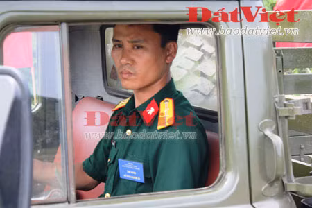 Trước giờ xuất phát. Bài thi lái Zil-131 kéo pháo. Căn chỉnh khi lên dốc nhỏ. Nếu chỉ đi "một mình" bài thi vượt qua mốc này khá đơn giản, nhưng với việc kéo theo khẩu pháo làm bài thi này trở nên hết sức phức tạp đòi hỏi lái xe tập trung cao độ. Tiến vào hầm pháo. Người lái xe kiêm luôn kỹ thuật. Nhưng khi ra khỏi hầm pháo, "thí sinh" này gặp lỗi phạm qui ở bài khác. Khuôn mặt căng thẳng "thí sinh" thi lái xe quân sự. Cánh lái xe chở khách quân sự vượt qua các bài thi: tiến và lùi vào bãi đỗ; xử lý các khúc cua khó... Lái xe vận tải Zil-130 trong bài thi xử lý đoạn cua khó.