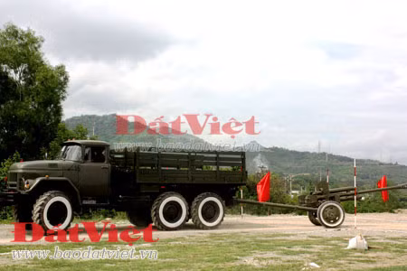 Trước giờ xuất phát. Bài thi lái Zil-131 kéo pháo. Căn chỉnh khi lên dốc nhỏ. Nếu chỉ đi "một mình" bài thi vượt qua mốc này khá đơn giản, nhưng với việc kéo theo khẩu pháo làm bài thi này trở nên hết sức phức tạp đòi hỏi lái xe tập trung cao độ. Tiến vào hầm pháo. Người lái xe kiêm luôn kỹ thuật. Nhưng khi ra khỏi hầm pháo, "thí sinh" này gặp lỗi phạm qui ở bài khác. Khuôn mặt căng thẳng "thí sinh" thi lái xe quân sự. Cánh lái xe chở khách quân sự vượt qua các bài thi: tiến và lùi vào bãi đỗ; xử lý các khúc cua khó... Lái xe vận tải Zil-130 trong bài thi xử lý đoạn cua khó.
