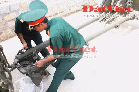 Trước giờ xuất phát. Bài thi lái Zil-131 kéo pháo. Căn chỉnh khi lên dốc nhỏ. Nếu chỉ đi "một mình" bài thi vượt qua mốc này khá đơn giản, nhưng với việc kéo theo khẩu pháo làm bài thi này trở nên hết sức phức tạp đòi hỏi lái xe tập trung cao độ. Tiến vào hầm pháo. Người lái xe kiêm luôn kỹ thuật. Nhưng khi ra khỏi hầm pháo, "thí sinh" này gặp lỗi phạm qui ở bài khác. Khuôn mặt căng thẳng "thí sinh" thi lái xe quân sự. Cánh lái xe chở khách quân sự vượt qua các bài thi: tiến và lùi vào bãi đỗ; xử lý các khúc cua khó... Lái xe vận tải Zil-130 trong bài thi xử lý đoạn cua khó.