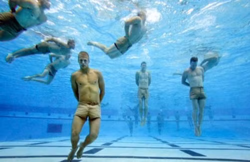 Lực lượng Navy SEAL số 6 từng tiêu diệt trùm khủng bố bin Laden. Họ thường được Chính phủ giao cho những nhiệm vụ vô cùng khó khăn và đã lập nên những chiến tích lớn cho Mỹ. Những nhân vật tinh nhuệ trong lực lượng biệt kích hải quân Mỹ. Navy SEAL trong bài tập với sóng biển đại dương. Những binh sĩ trong Navy SEAL nằm trong nước lạnh cắt da cắt thịt ở một bãi biển thuộc Coronado, California. Một bài tập của Navy SEAL. Hai đặc nhiệm Navy SEAL tập luyện ở Lake Worth, Florida. Các đặc nhiệm Navy SEAL trải qua tuần địa ngục khó khăn, bao gồm 132 giờ tập luyện gian khổ. Navy SEAL tập luyện trên bãi cát. Một trong những bài tập dưới nước của Navy SEAL, họ bị trói chân, trói tay khi luyện tập. Bài tập chịu hơi cay của lực lượng tinh nhuệ Navy SEAL. Có những lúc phải ngụy trang như thế này. Xem biệt kích hải quân Mỹ khổ luyện