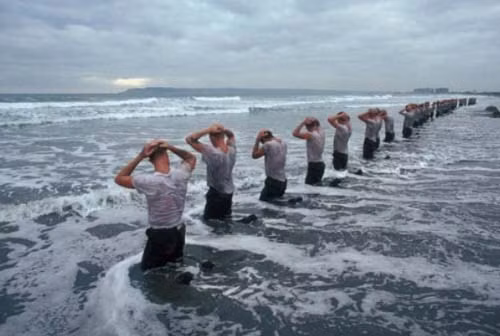 Lực lượng Navy SEAL số 6 từng tiêu diệt trùm khủng bố bin Laden. Họ thường được Chính phủ giao cho những nhiệm vụ vô cùng khó khăn và đã lập nên những chiến tích lớn cho Mỹ. Những nhân vật tinh nhuệ trong lực lượng biệt kích hải quân Mỹ. Navy SEAL trong bài tập với sóng biển đại dương. Những binh sĩ trong Navy SEAL nằm trong nước lạnh cắt da cắt thịt ở một bãi biển thuộc Coronado, California. Một bài tập của Navy SEAL. Hai đặc nhiệm Navy SEAL tập luyện ở Lake Worth, Florida. Các đặc nhiệm Navy SEAL trải qua tuần địa ngục khó khăn, bao gồm 132 giờ tập luyện gian khổ. Navy SEAL tập luyện trên bãi cát. Một trong những bài tập dưới nước của Navy SEAL, họ bị trói chân, trói tay khi luyện tập. Bài tập chịu hơi cay của lực lượng tinh nhuệ Navy SEAL. Có những lúc phải ngụy trang như thế này. Xem biệt kích hải quân Mỹ khổ luyện
