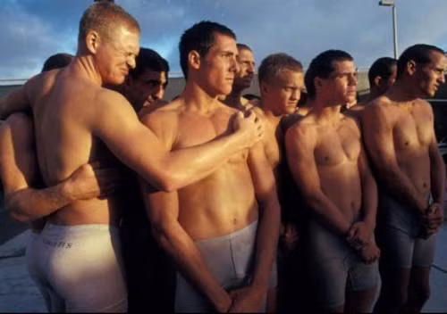 Lực lượng Navy SEAL số 6 từng tiêu diệt trùm khủng bố bin Laden. Họ thường được Chính phủ giao cho những nhiệm vụ vô cùng khó khăn và đã lập nên những chiến tích lớn cho Mỹ. Những nhân vật tinh nhuệ trong lực lượng biệt kích hải quân Mỹ. Navy SEAL trong bài tập với sóng biển đại dương. Những binh sĩ trong Navy SEAL nằm trong nước lạnh cắt da cắt thịt ở một bãi biển thuộc Coronado, California. Một bài tập của Navy SEAL. Hai đặc nhiệm Navy SEAL tập luyện ở Lake Worth, Florida. Các đặc nhiệm Navy SEAL trải qua tuần địa ngục khó khăn, bao gồm 132 giờ tập luyện gian khổ. Navy SEAL tập luyện trên bãi cát. Một trong những bài tập dưới nước của Navy SEAL, họ bị trói chân, trói tay khi luyện tập. Bài tập chịu hơi cay của lực lượng tinh nhuệ Navy SEAL. Có những lúc phải ngụy trang như thế này. Xem biệt kích hải quân Mỹ khổ luyện