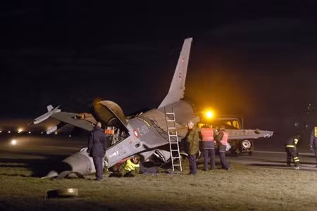 F-16 bị "hôn đất" và "rụng mũi". 2 chiếc F-16 "gãy chân" trên đường băng. 3 chiếc F-16 phơi bụng. Một chiếc F-16 của Không quân Israel tiếp đất bằng bụng. F-16 bị "hôn đất" và "rụng mũi". 2 chiếc F-16 "gãy chân" trên đường băng. 3 chiếc F-16 phơi bụng. Một chiếc F-16 của Không quân Israel tiếp đất bằng bụng.