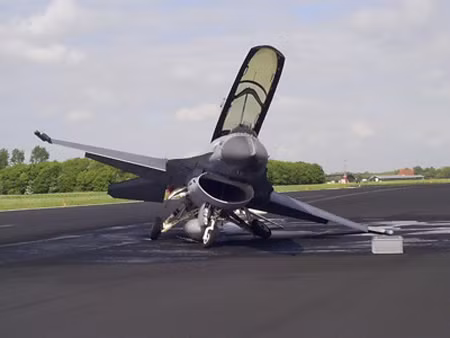 F-16 bị "hôn đất" và "rụng mũi". 2 chiếc F-16 "gãy chân" trên đường băng. 3 chiếc F-16 phơi bụng. Một chiếc F-16 của Không quân Israel tiếp đất bằng bụng. F-16 bị "hôn đất" và "rụng mũi". 2 chiếc F-16 "gãy chân" trên đường băng. 3 chiếc F-16 phơi bụng. Một chiếc F-16 của Không quân Israel tiếp đất bằng bụng.