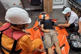 Hành trình 26 giờ cấp cứu ngư dân bị liệt nửa người từ Hoàng Sa về đất liền