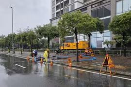 Người Hà Nội ngỡ ngàng vì mưa lớn nhưng đường phố không ngập