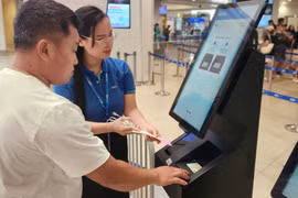Chưa đầy 10 giây làm thủ tục với kios check-in sinh trắc học tại Nội Bài