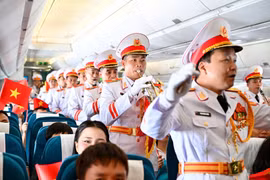 Xúc động và tự hào khi giai điệu Quốc khánh vang lên ở độ cao 10.000 mét