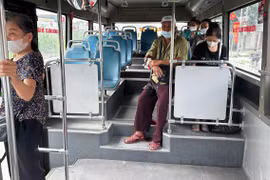 Nam hành khách lớn tuổi bị tuột đầu kim truyền chảy nhiều máu trên xe buýt được hỗ trợ kịp thời