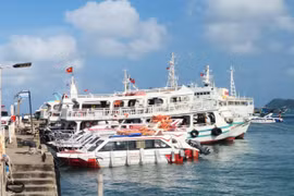 Cano chở khách du lịch đóng kín có làm gia tăng nguy cơ mất an toàn khi gặp tai nạn?