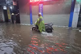 Mưa xối xả ở khu vực phía Đông Hà Nội, ngã tư Cổ Linh- Huỳnh Tấn Phát ngập cục bộ 
