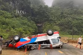 Cao Bằng: Xe chở 20 khách bị cuốn trôi cả trăm mét trong đêm do lũ lên bất ngờ