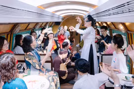 Thưởng thức Hà Nội qua "Tết xưa- Xuân mới" trên tàu 5 cửa ô