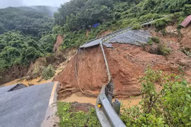 Báo động lũ trên các sông ở Bắc bộ, quốc lộ 12 Lai Châu đi Điện Biên đứt gãy, giao thông tê liệt