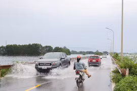 Nhiều cầu, đường ở phía Tây Hà Nội ngập sâu, cấm phương tiện qua lại