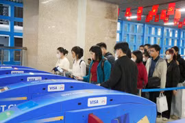 Metro Nhổn- Ga Hà Nội vận hành cổng bán vé tự động, thay thế kiểu bán vé cũ