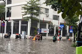 Phố Quang Trung vẫn ngập nặng sau trận mưa lớn