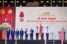 Đường sắt đón nhận Huân chương Lao động hạng Ba nhân kỷ niệm 80 năm