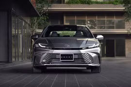 Mẫu sedan hạng sang của Toyota giảm sâu giá bán bản HEV 