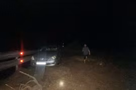 Mưa lũ tràn về trong đêm, quốc lộ 6 qua Sơn La bị sạt lở nghiêm trọng, đất đá vùi lấp phương tiện