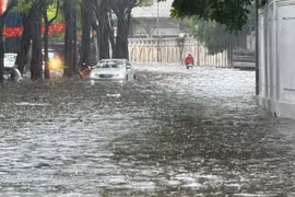 Hà Nội nhiều điểm ngập sau trận mưa lớn trưa nay là do mưa vượt quá năng lực thoát nước