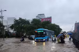 Mưa vẫn trút xuống sầm sập ở Bắc bộ và Hà Nội, cảnh báo ngập lụt, lũ quét ở nhiều nơi