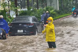 Hà Nội mưa vượt 500mm, huy động hơn 2.500 nhân viên ứng trực chống ngập