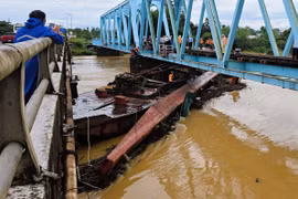 Xác định nguyên nhân, xử lý trách nhiệm việc 3 sà lan va chạm với cầu đường sắt Mỹ Chánh 