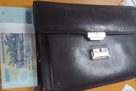 Nữ nhân viên xe đẩy nhặt được túi xách với hơn 53 triệu đồng tiền mặt ở Nội Bài