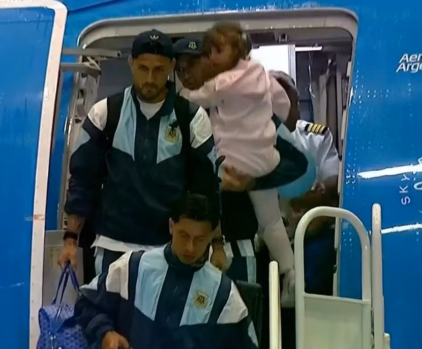 20260721-175554-710-argentina-arrive-home-without-messi-1096687828.jpg