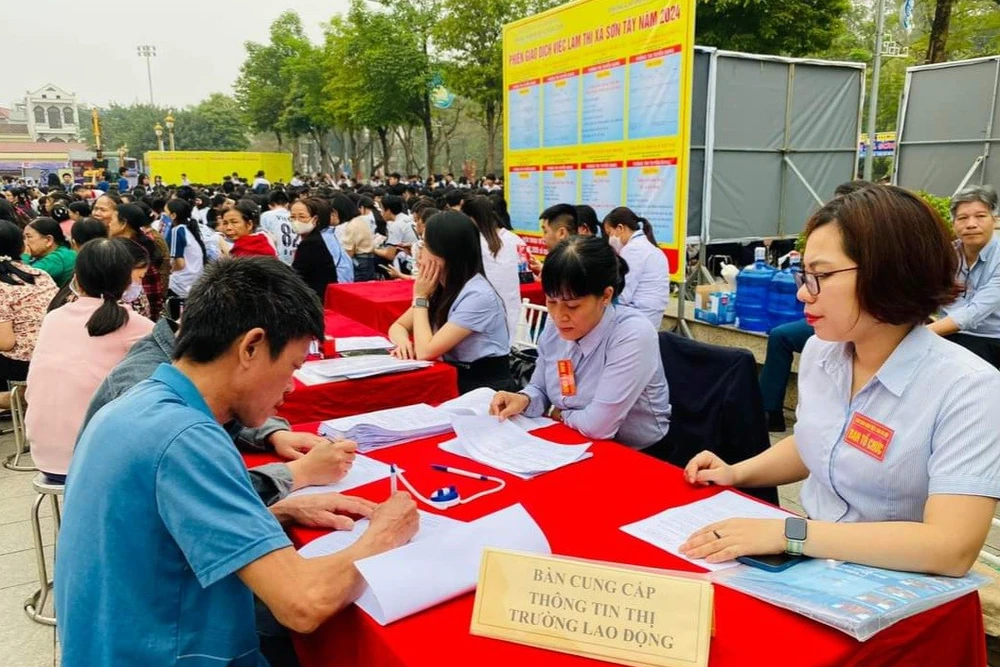 Hà Nội: Giảm tỷ lệ thất nghiệp thành thị xuống dưới 3%, tạo việc làm mới cho 171.000 lao động