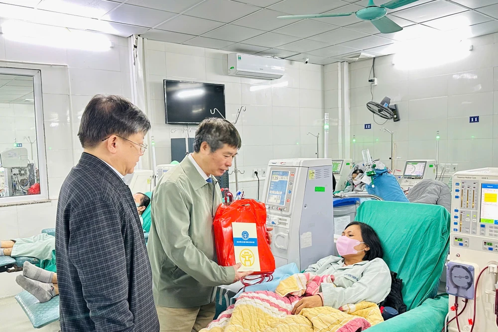 Lãnh đạo BHXH Việt Nam và Hà Nội trao tặng 58 suất quà cho bệnh nhân BHYT có hoàn cảnh khó khăn