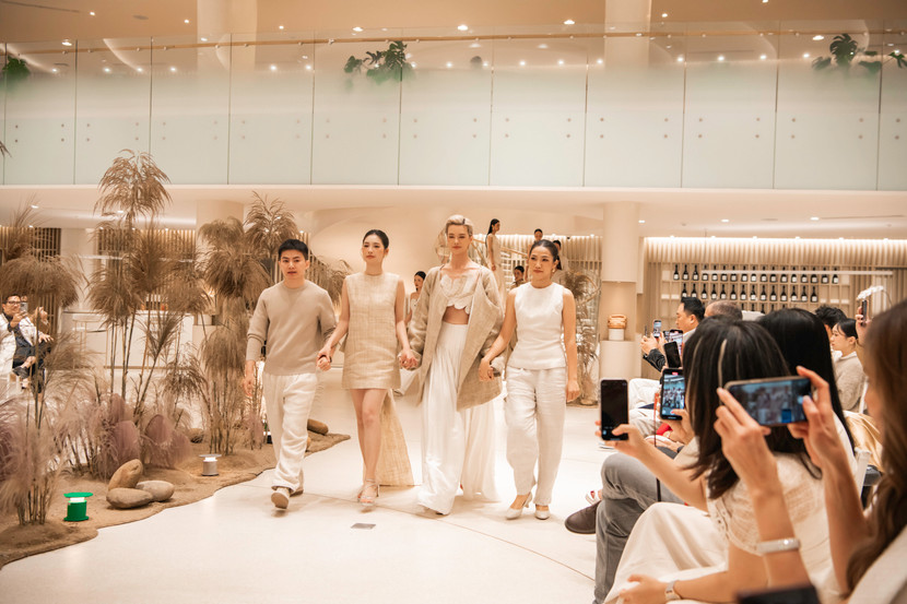 Hai nhà thiết kế Phạm Bá Lâm và Trần Phương Thảo (Hemp Oi), Á hậu Châu Anh và người mẫu Hà Kino tại phần kết màn buổi trình diễn