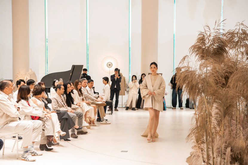 Á hậu 1 &quot;Hoa hậu Việt Nam 2024&quot; Trần Ngọc Châu Anh mở màn buổi trình diễn giới thiệu bộ sưu tập &quot;Terrace Collection”