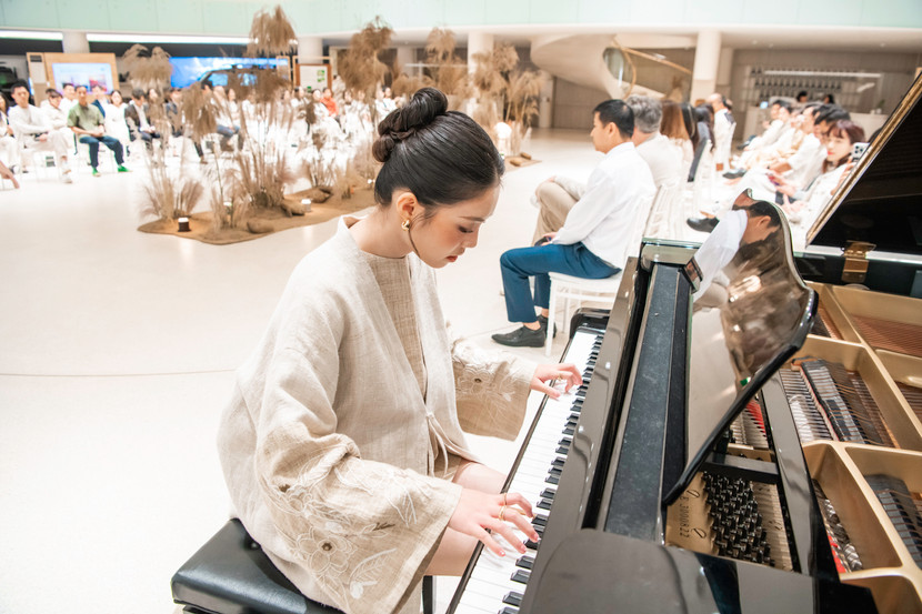 Á hậu Châu Anh trổ tài đánh đàn piano tại phần trình diễn mở màn