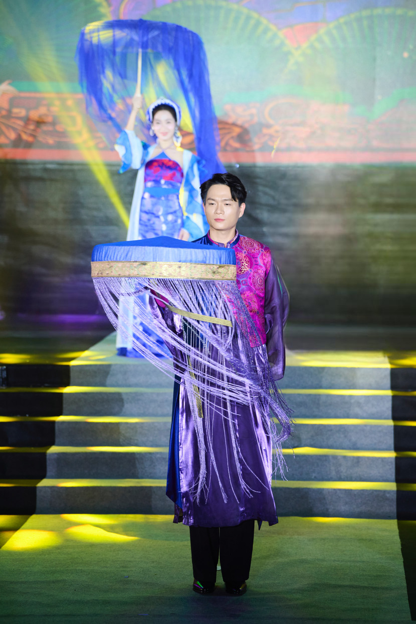 Tác giả ca khúc &quot;Bắc Bling&quot; Tuấn Cry đảm nhận vai trò trình diễn mở màn BST &quot;Nguyệt lụa phồn hoa&quot; của nhà thiết kế Quyên Nguyễn