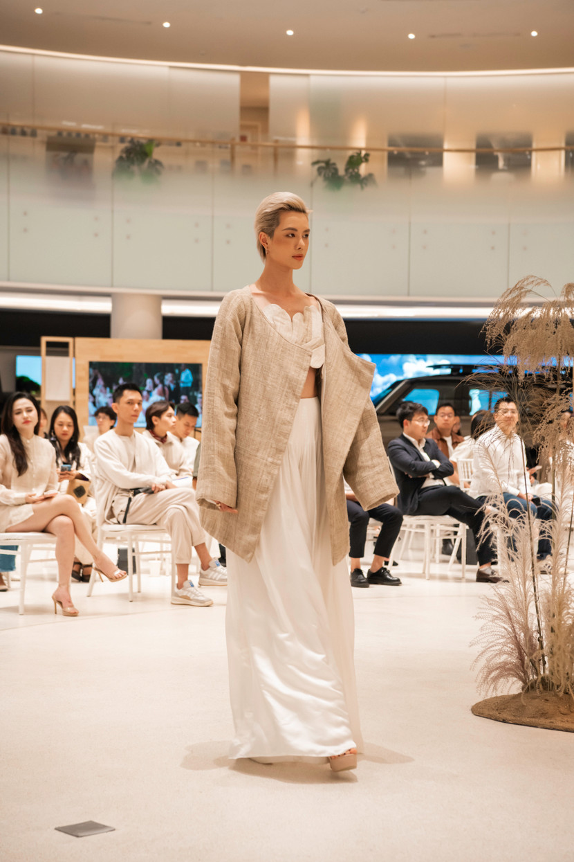 Người mẫu Hà Kino trong một mẫu thiết kế thuộc bộ sưu tập &quot;Terrace Collection”