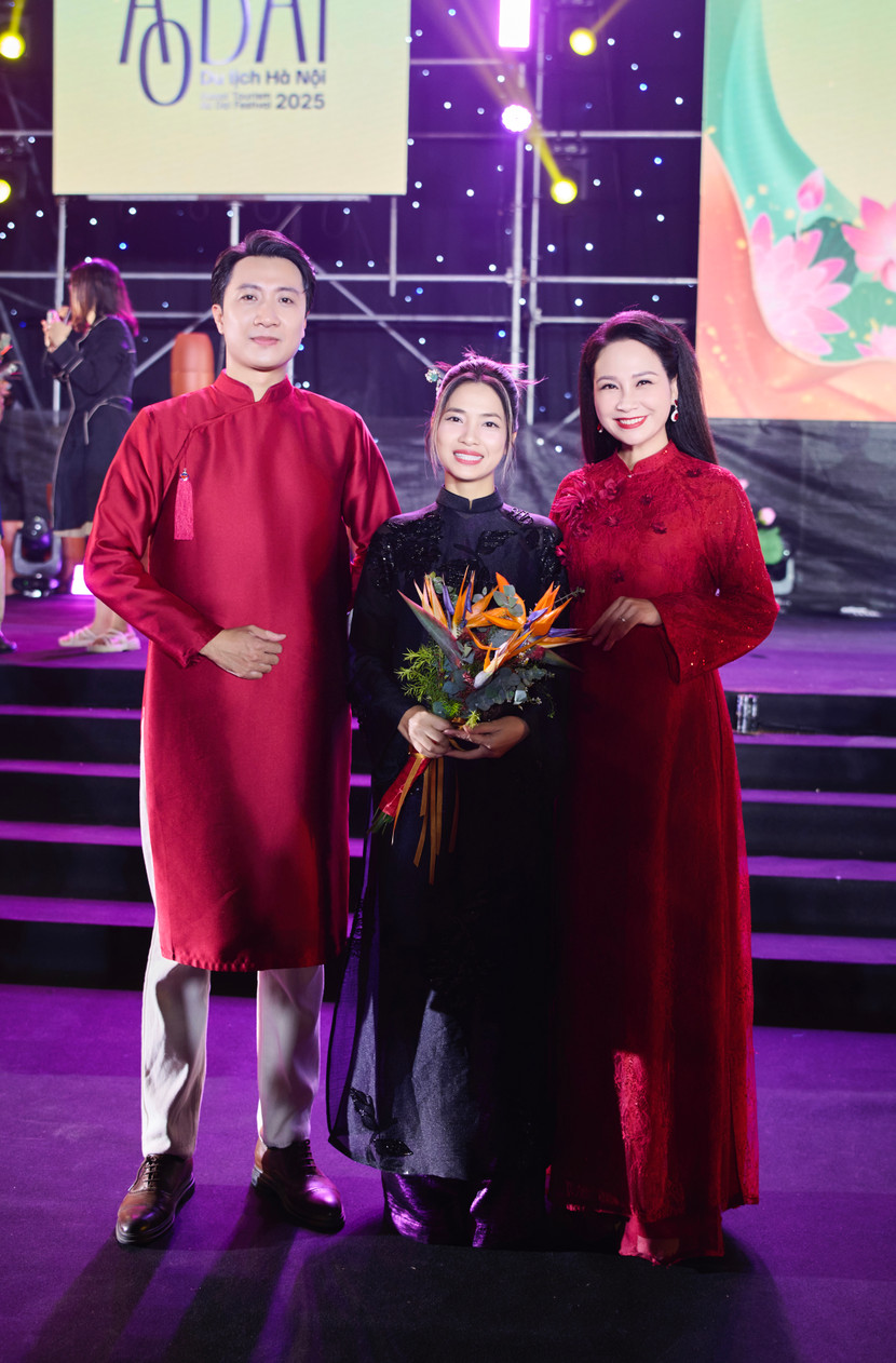 Nhà thiết kế Quyên Nguyễn (giữa) tỏa sáng với bộ sưu tập &quot;Nguyệt lụa phồn hoa&quot;