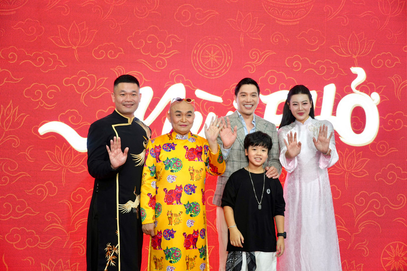 Nghệ sĩ Xuân Hình cùng đại diện êkip sản xuất phim "Mùi phở"