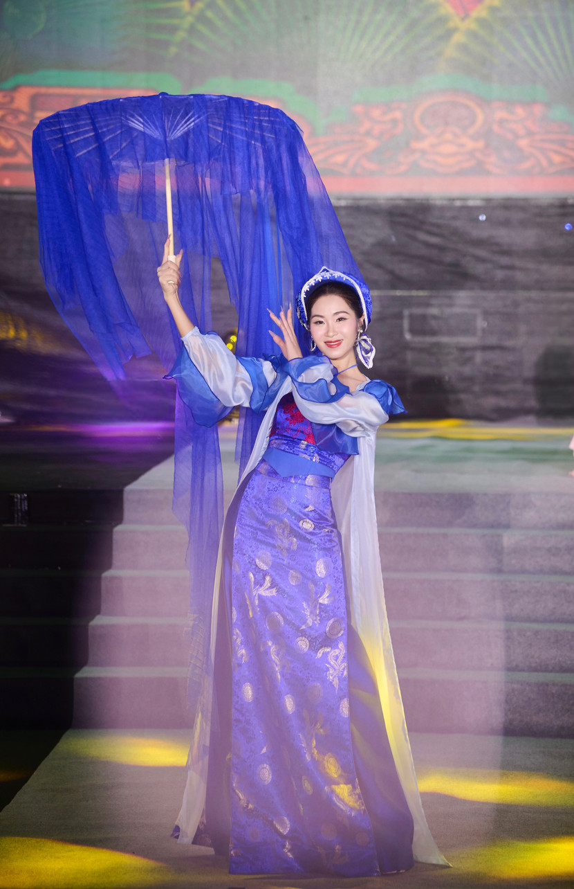 Ca sĩ Hà Myo bất ngờ xuất hiện trong vai trò &quot;vedette&quot; trìn diễn kết màn bộ sưu tập