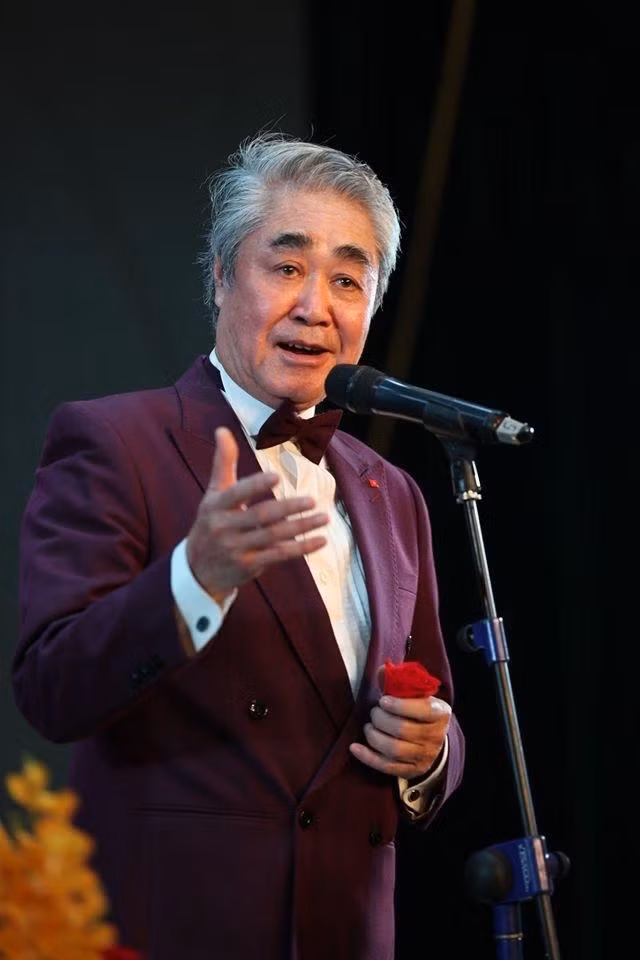 NSND Quang Thọ than gia biểu diễn trong chương trình