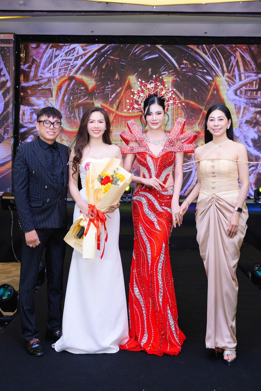 2 bộ trang phục đã được nhà thiết kế Tommy Nguyễn đấu giá gây quỹ thành công