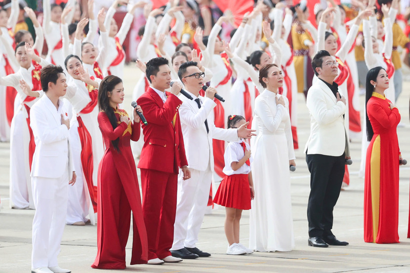 Hoàng Bách tham gia màn đồng diễn “Việt Nam ơi, cùng bước tới vinh quang” cùng 80 nghệ sĩ và vũ đoàn, tạo nên màn trình diễn hoành tráng và giàu cảm xúc tại lễ diễu binh, diễu hành sáng 2-9 vừa qua